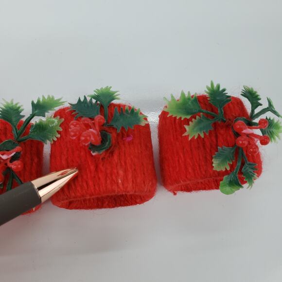 Vintage 1970s ? MCM 4 Napkin Rings Yarn Wrap Red Plastic Holly Christmas Holiday - Picture 7 of 9